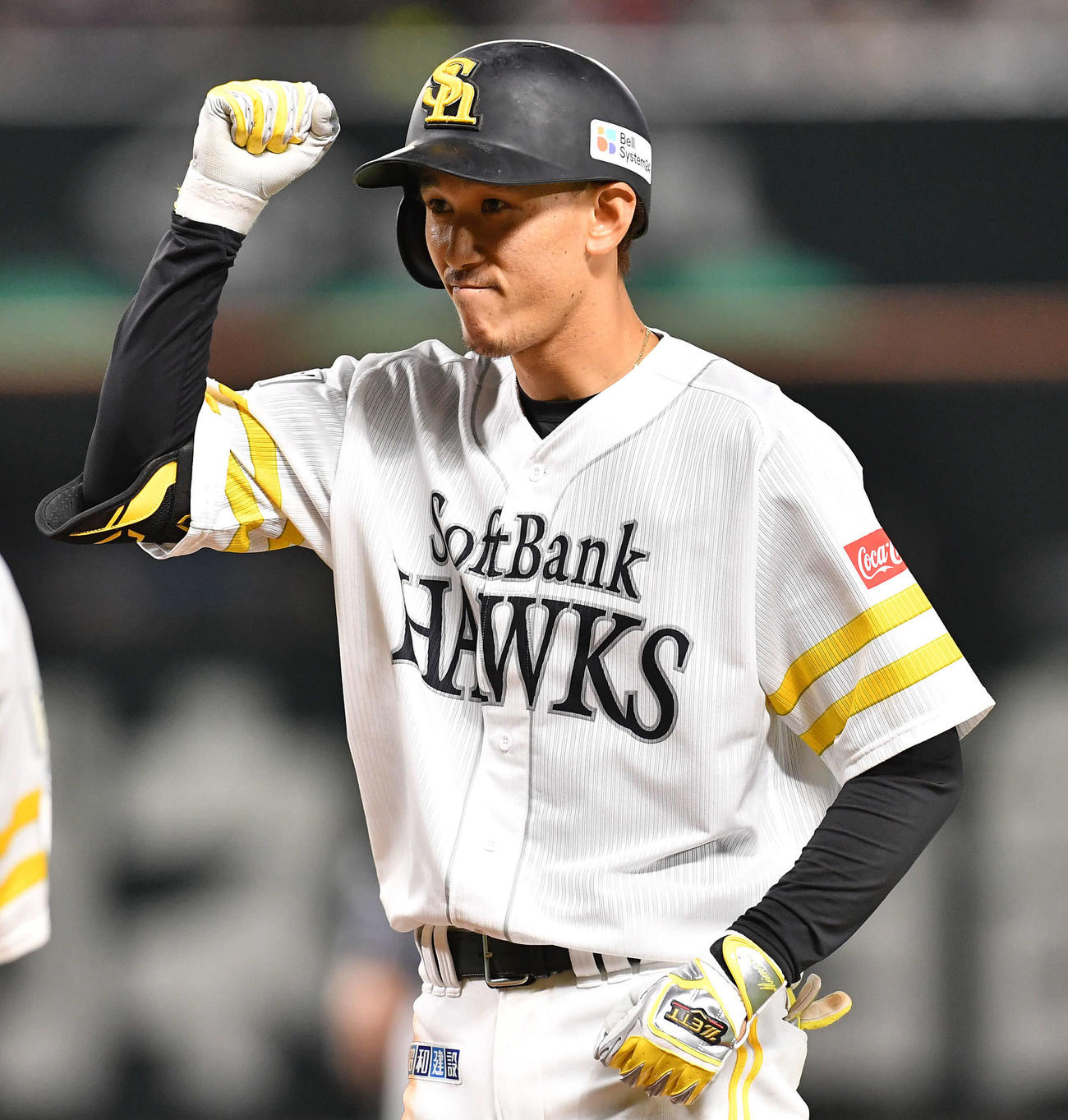 ソフトバンク対西武　7回裏ソフトバンク1死一、三塁、中前適時打を放ち、ベンチに向かってガッツポーズする三森（撮影・岩下翔太）