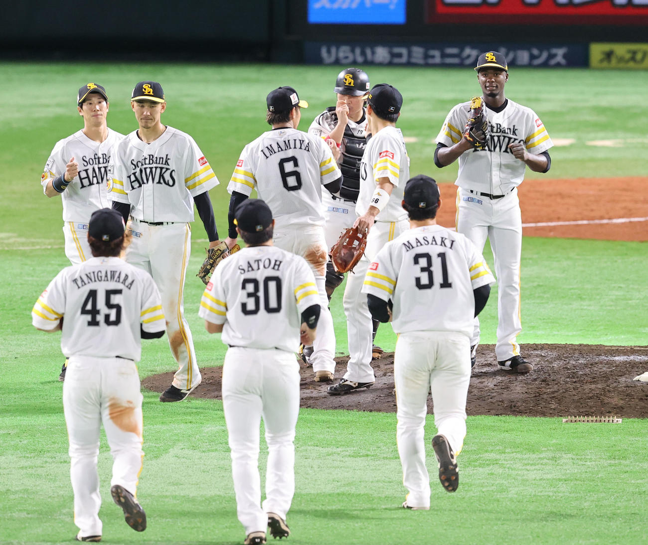 ソフトバンク対西武　西武に勝利したソフトバンクナインはハイタッチをかわす（撮影・梅根麻紀）