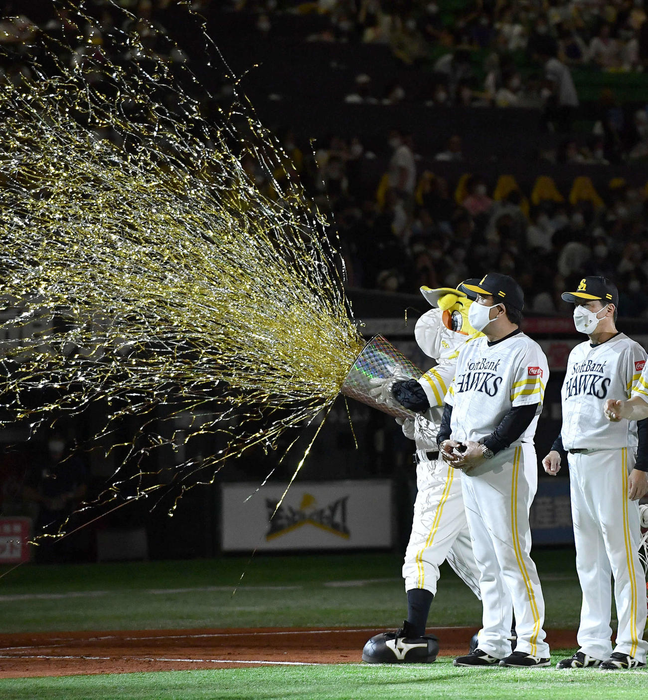 ソフトバンク対西武　首位に浮上した藤本監督はハリーホークの祝砲を見つめる（撮影・岩下翔太）