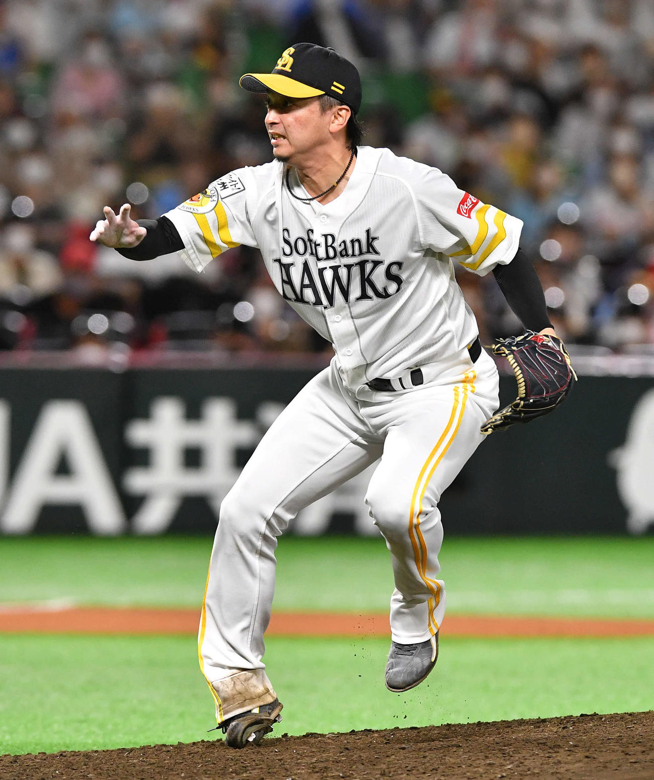 ソフトバンク対西武　6回表西武2死一、二塁、呉の打球に駆け出しながら右足をひねる東浜（撮影・岩下翔太）
