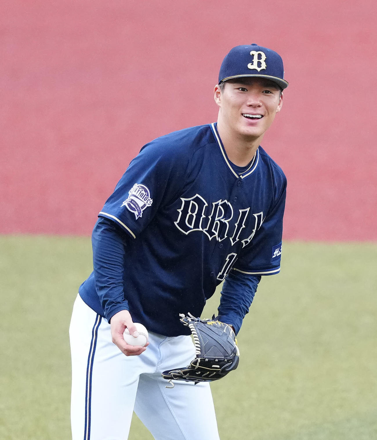 ロッテ対オリックス　試合前練習中、笑顔を見せるオリックス山本（撮影・江口和貴）