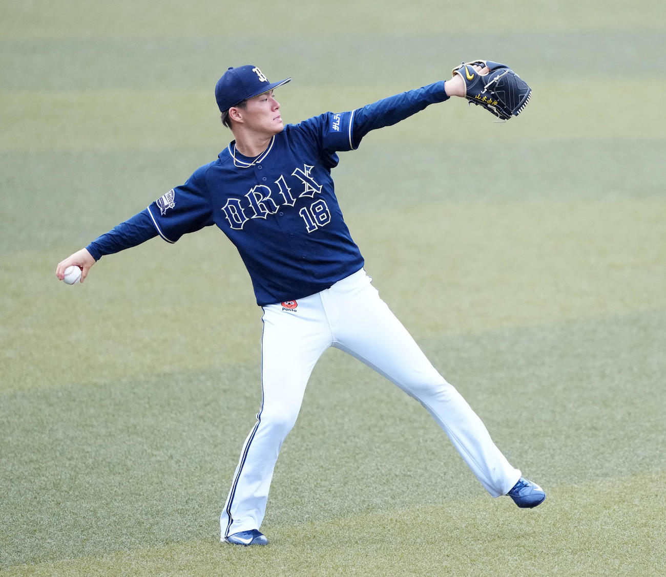 ロッテ対オリックス　試合前、キャッチボールを行うオリックス山本（撮影・江口和貴）
