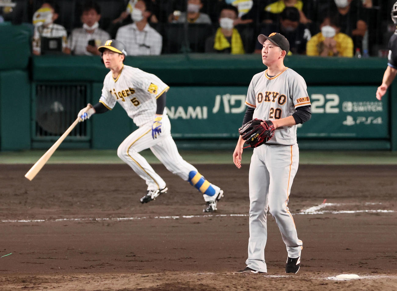 阪神対巨人　8回裏阪神1死二塁、戸郷は近本に右越え適時三塁打を打たれ失点（撮影・加藤哉）