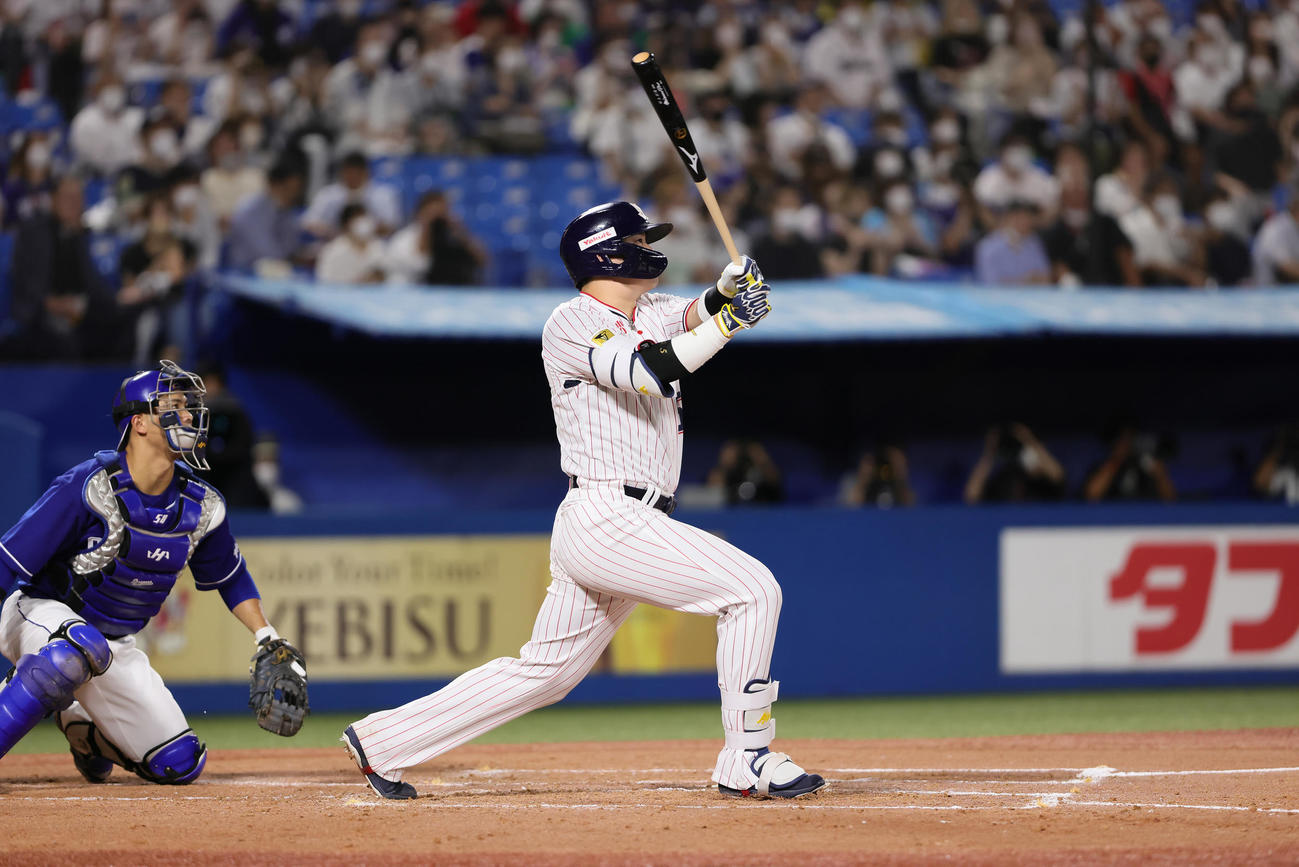 ヤクルト対中日　3回裏ヤクルト1死一、三塁、村上はシーズン50号となる右越え3点本塁打を放つ（撮影・足立雅史）