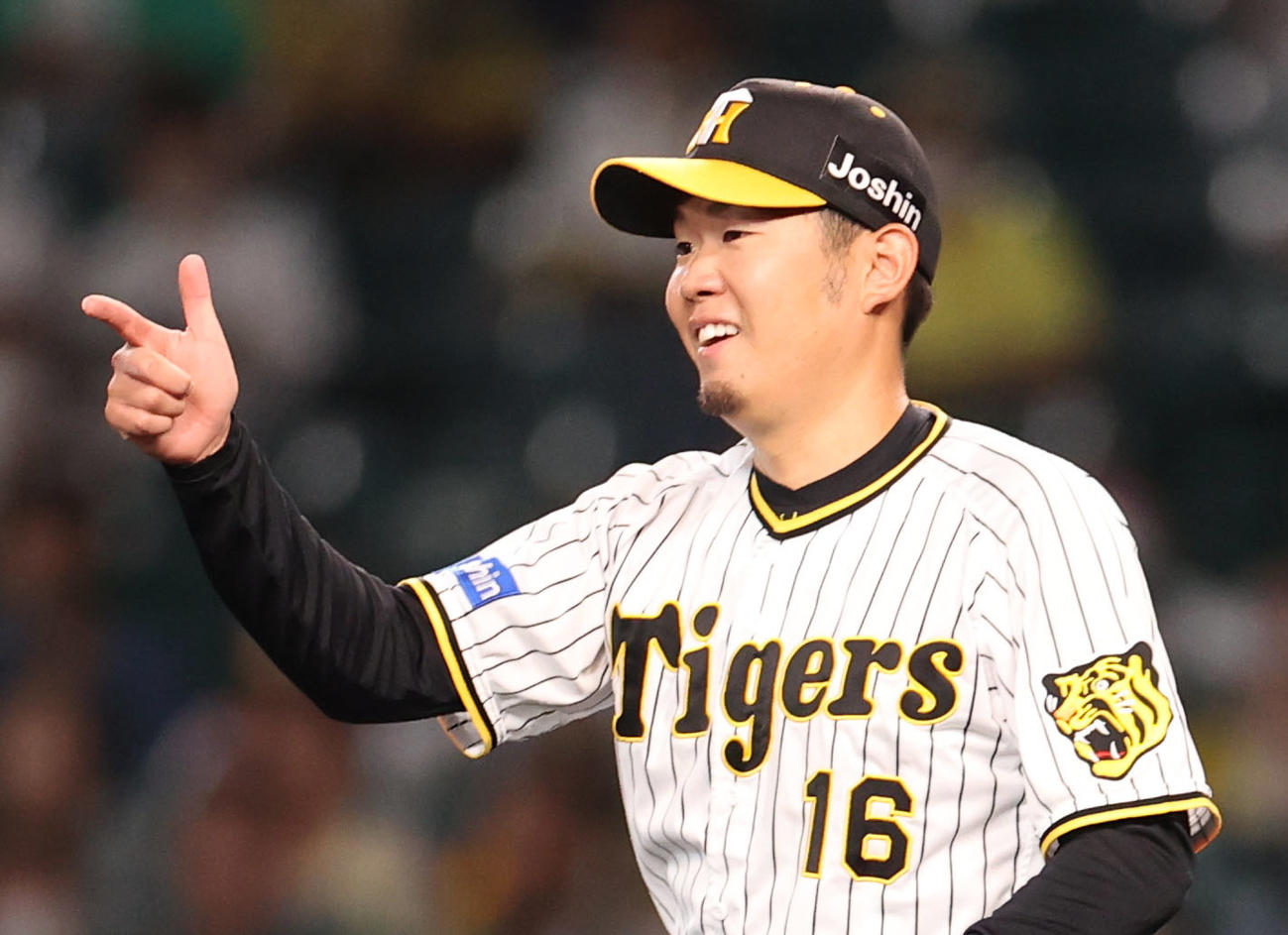 阪神対巨人　2回表巨人2死、大城の三ゴロで好守を見せた糸原に笑顔を見せる西勇（撮影・狩俣裕三）