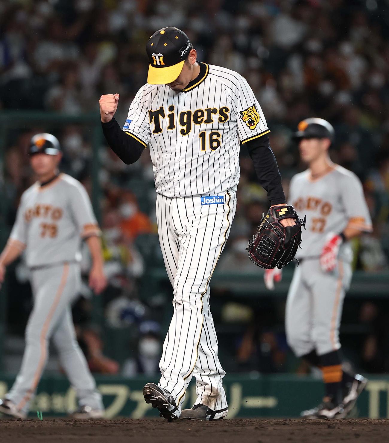 阪神対巨人　4回表巨人2死満塁、西勇は大城を遊ゴロに打ち取りガッツポーズ（撮影・上田博志）
