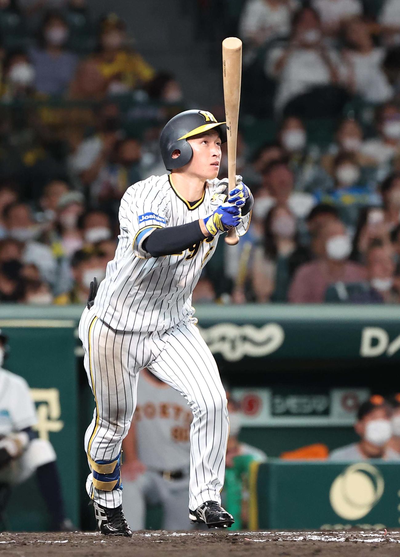 阪神対巨人　8回裏阪神1死二塁、近本は右越え先制適時三塁打を放つ（撮影・上田博志）