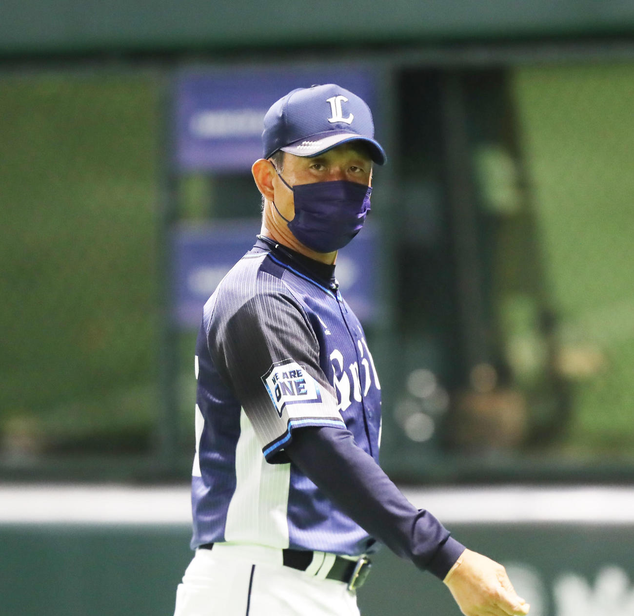 7回裏ソフトバンク1死一、三塁、投手の交代を告げ、ベンチに戻る辻監督（撮影・屋方直哉）