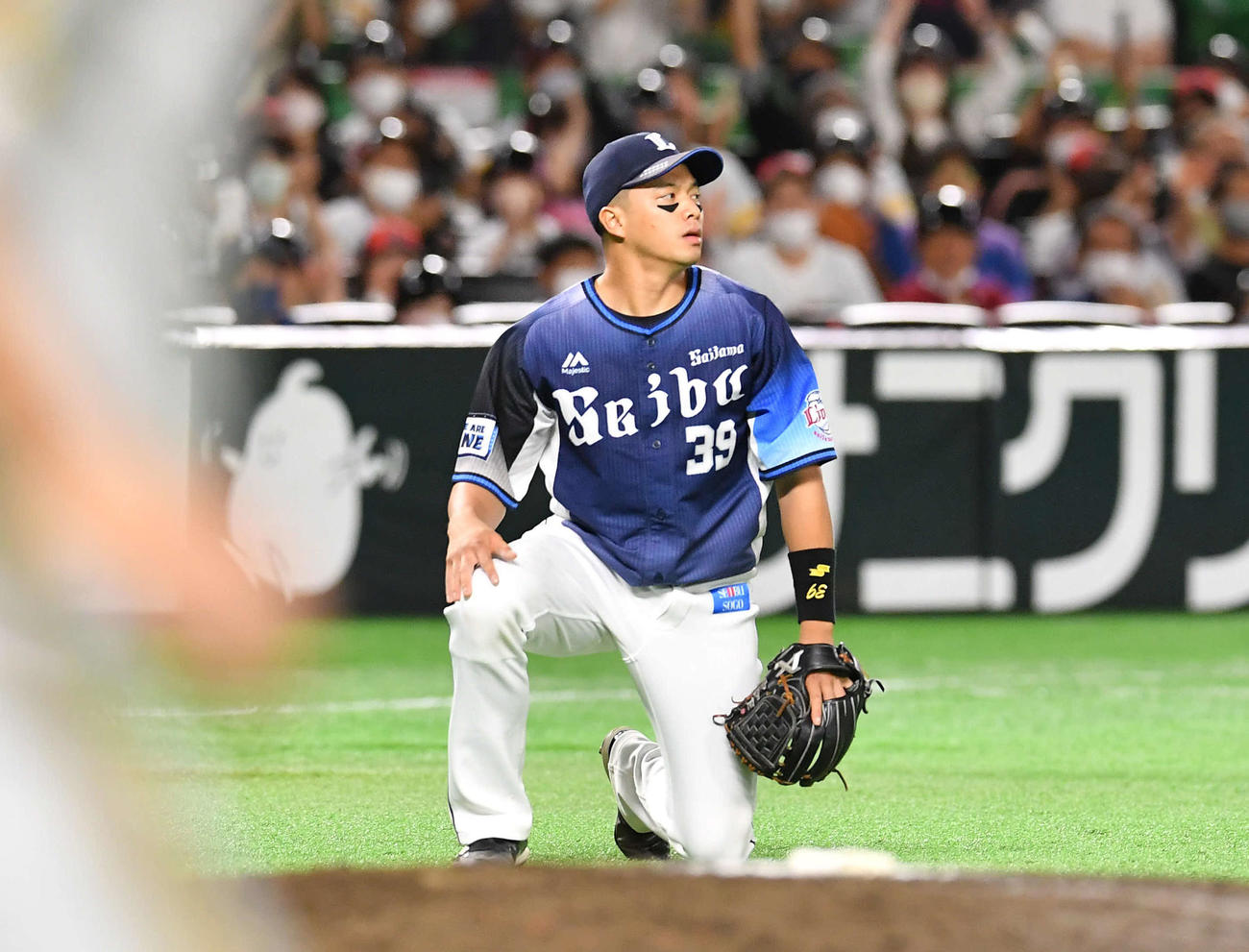 7回裏ソフトバンク1死二、三塁、甲斐の打球を失策して三塁走者の生還を許し、悔しそうな表情を見せる呉（撮影・岩下翔太）