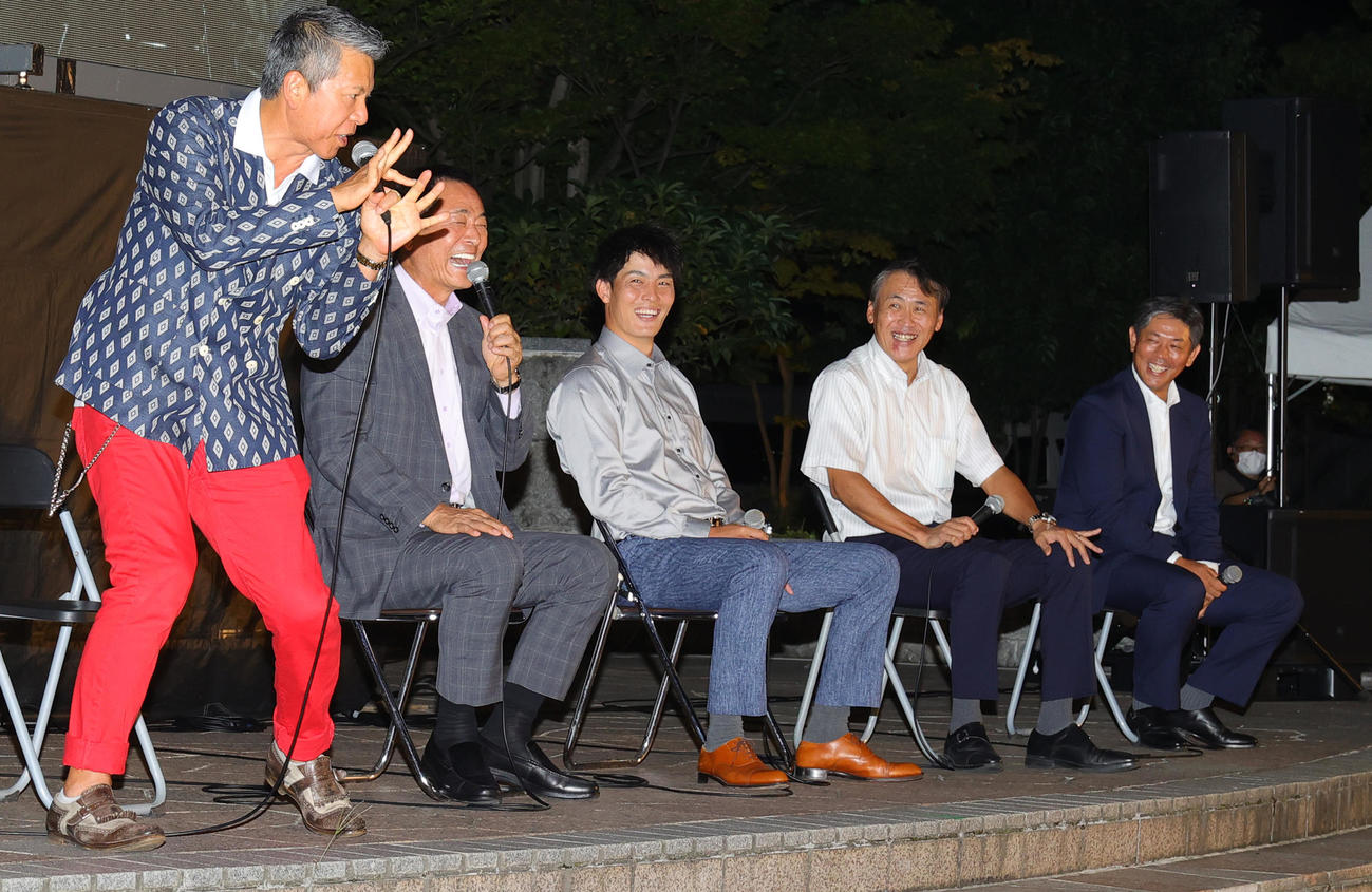 東都大学野球の福島開幕を前に、郡山駅前でトークショーを行った左から亜大OBの佐藤和弘氏、駒大OBの中畑清氏、国学院大OBの聖沢諒氏、中大OBの笘篠賢治氏、日大OBの清水直行氏（撮影・野上伸悟）