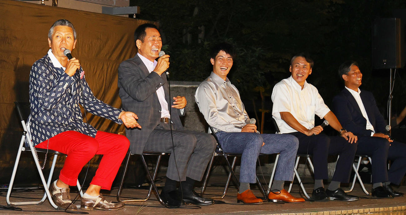 東都大学野球の福島開幕を前に、郡山駅前でトークショーを行った左から亜大OBの佐藤和弘氏、駒大OBの中畑清氏、国学院大OBの聖沢諒氏、中大OBの笘篠賢治氏、日大OBの清水直行氏（撮影・野上伸悟）