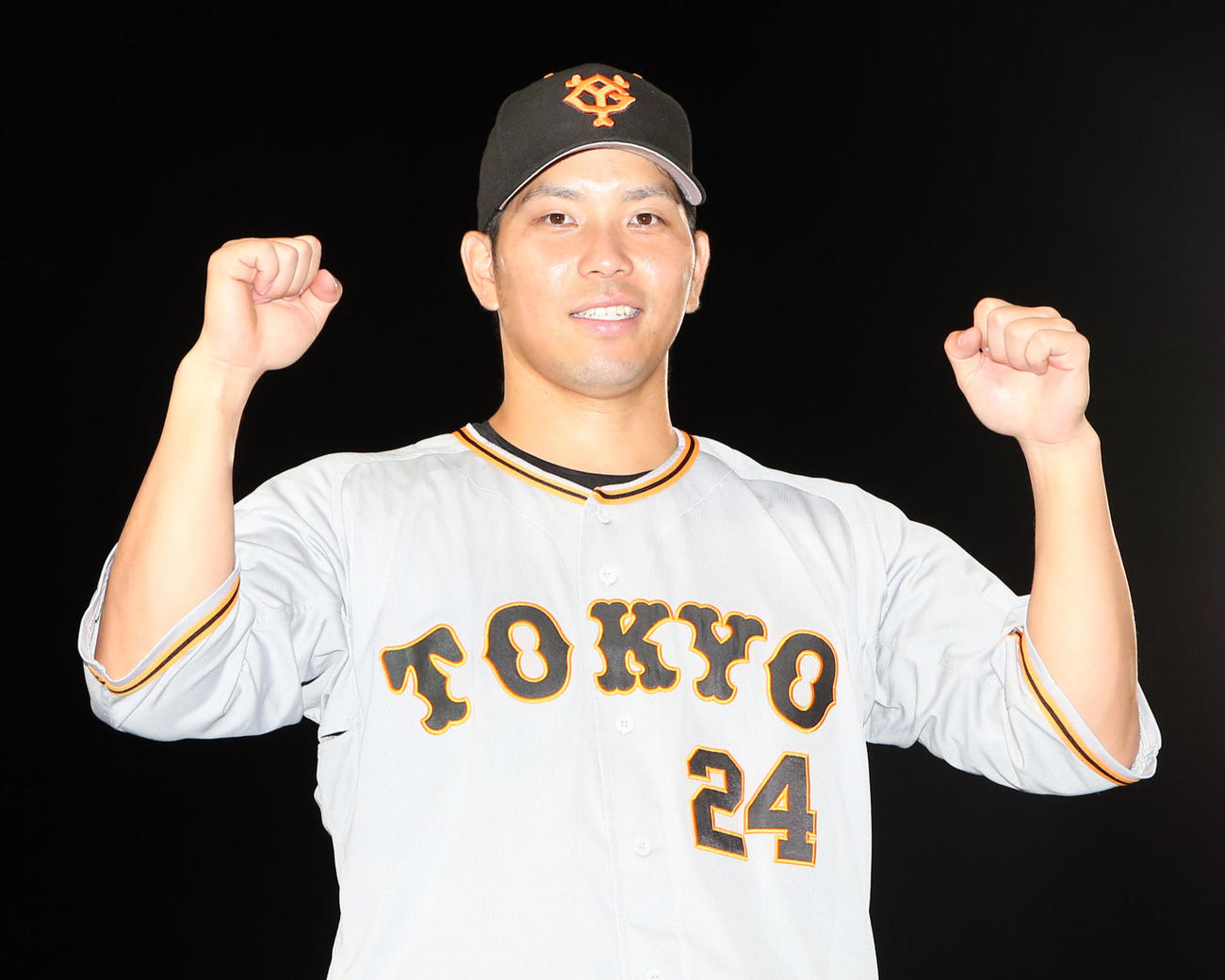 阪神対巨人　ヒーローインタビュー後、記念撮影をする大城（撮影・狩俣裕三）