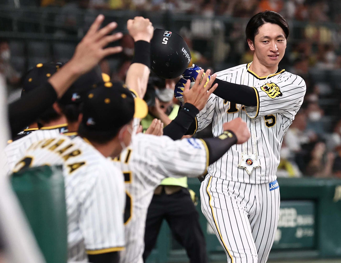 阪神対巨人　4回裏阪神1死、同点ソロ本塁打を放った近本はナインの出迎えを受ける（撮影・上田博志）