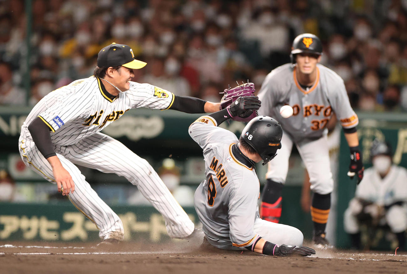 阪神対巨人　6回表巨人1死一、三塁、暴投で丸（中央）の生還を許す藤浪（撮影・狩俣裕三）