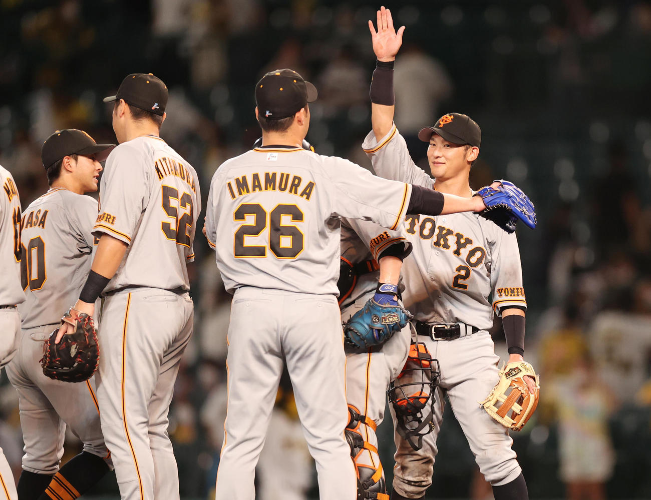 阪神対巨人　試合後、喜びを分かち合う吉川（右）ら巨人ナイン（撮影・狩俣裕三）