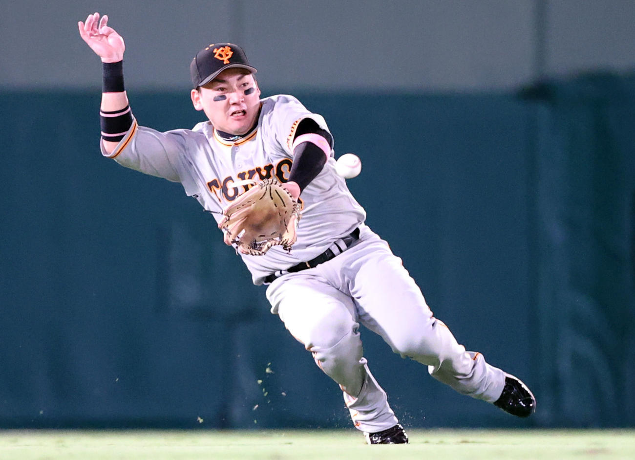 阪神対巨人　3回裏阪神2死、中野の中飛を好捕する丸（撮影・狩俣裕三）