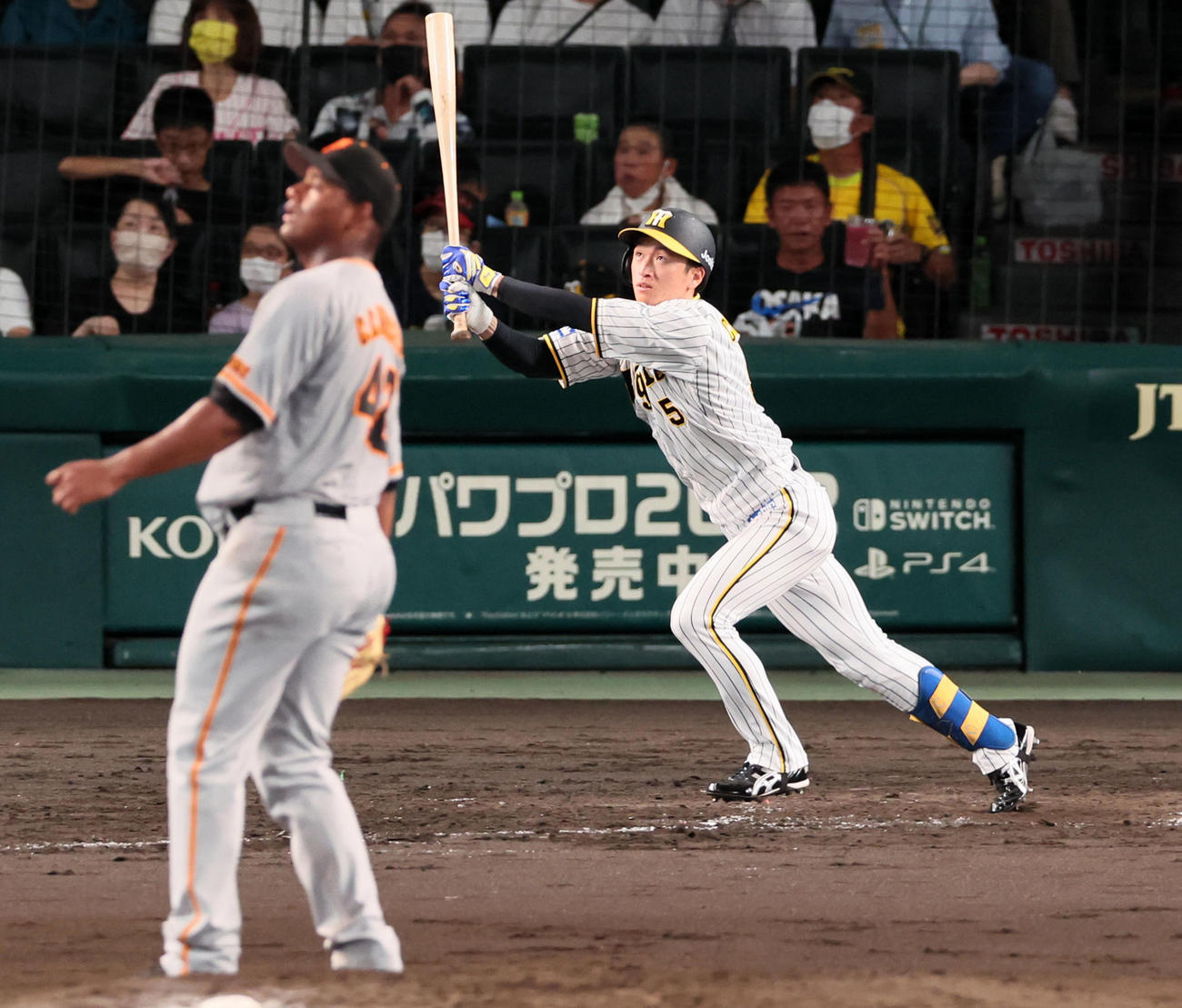 阪神対巨人　4回裏阪神1死、近本は右越えソロ本塁打を放つ。投手はメルセデス（撮影・加藤哉）