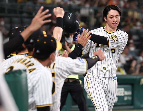 阪神対巨人　4回裏阪神1死、同点ソロ本塁打を放った近本はナインの出迎えを受ける（撮影・上田博志）