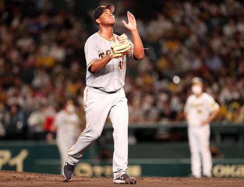 阪神対巨人　4回裏途中、降板するメルセデス（撮影・狩俣裕三）