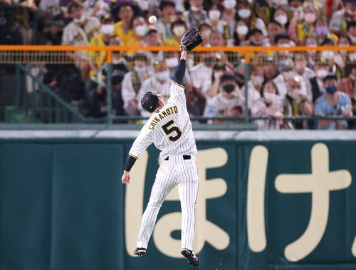 阪神対巨人　5回表巨人無死、吉川の打球の判断を誤り、後ろにそらしてしまい三塁打を許す近本（撮影・狩俣裕三）