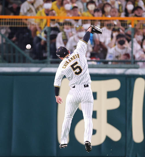 阪神対巨人　5回表巨人無死、吉川の打球の判断を誤り、後ろにそらしてしまい三塁打を許す近本（撮影・狩俣裕三）