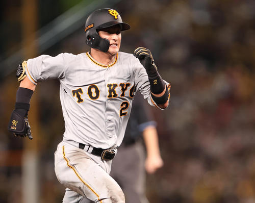 阪神対巨人　5回表巨人無死、三塁打を放ち、力走する吉川（撮影・狩俣裕三）