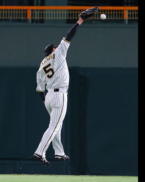 阪神対巨人　5回表巨人無死、近本は吉川の打球を捕れず三塁打を許す（撮影・上田博志）