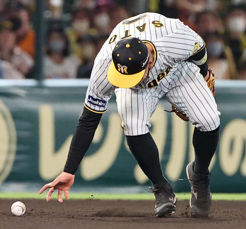 阪神対巨人　5回表巨人無死一塁、中田の打球をつかみ損ねる佐藤輝（撮影・上田博志）