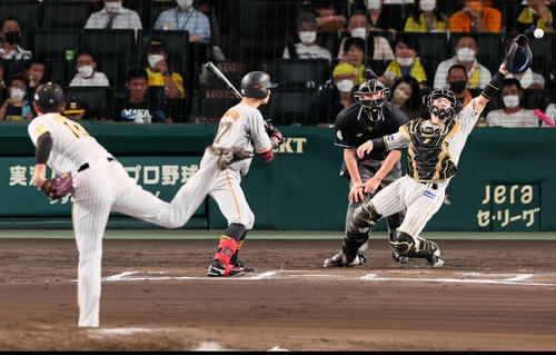 阪神対巨人　6回表巨人1死一。三塁、藤浪は打者若林のとき暴投で捕手梅野隆が捕球出来ず、三塁走者丸が生還し失点（撮影・加藤哉）