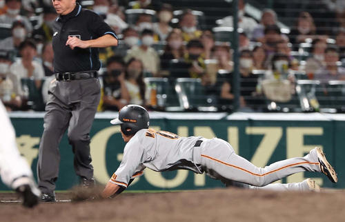 阪神対巨人　7回表巨人1死二塁、増田大は三盗を決める（撮影・上田博志）