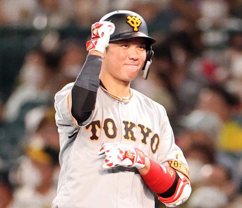 阪神対巨人　7回表巨人1死三塁、適時打を放ち、ガッツポーズを決める坂本（撮影・狩俣裕三）