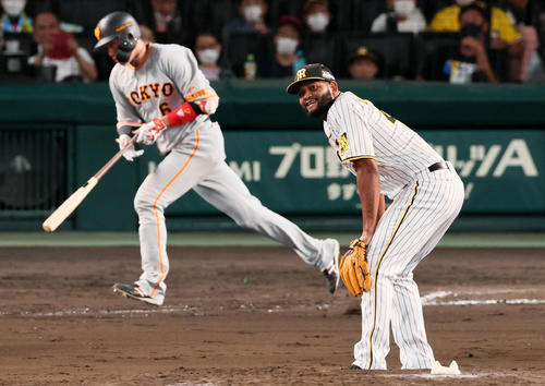 阪神対巨人　7回表巨人1死三塁、アルカンタラは坂本に中前適時打を打たれ失点する（撮影・加藤哉）