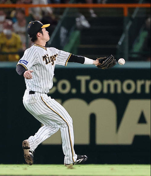 阪神対巨人　7回表巨人2死一、二塁、中野は岡本和の打球を追うも捕れず2点適時二塁打を許す（撮影・上田博志）