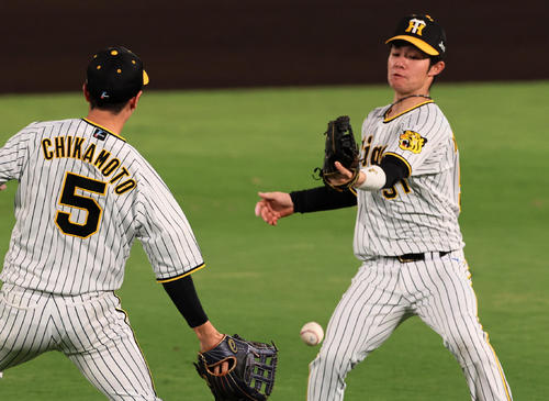 阪神対巨人　7回表巨人2死一、二塁、中野（右）と近本は岡本和の打球をお見合いする形で適時二塁打としてしまう（撮影・加藤哉）