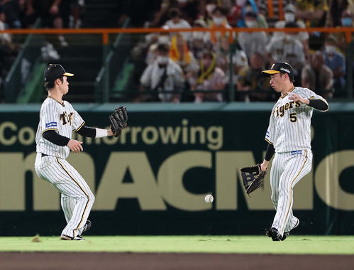 阪神対巨人　7回表巨人2死一、二塁、中野（左）は岡本和の打球を追うも捕れず2点適時二塁打を許す（撮影・上田博志）