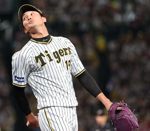 阪神対巨人　3回表巨人無死、吉川に内野安打を許し天を見上げる藤浪（撮影・上田博志）