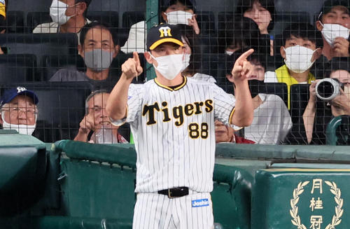 阪神対巨人　3回表巨人無死、矢野監督は吉川の一塁判定にリクエストする（撮影・加藤哉）