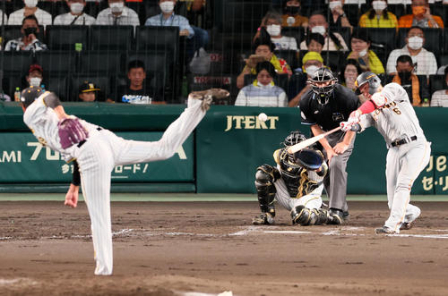 阪神対巨人　3回表巨人2死二塁、坂本は右前適時打を放つ。投手は藤浪（撮影・加藤哉）