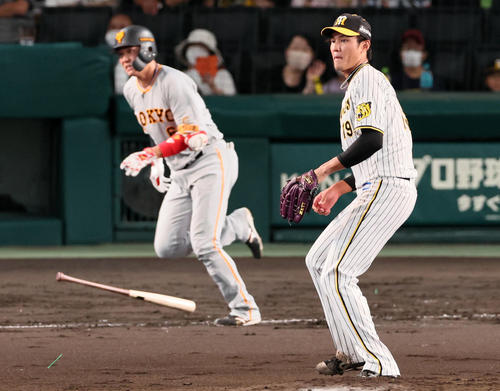 阪神対巨人　3回表巨人2死二塁、藤浪は坂本に右前適時打を打たれ失点（撮影・加藤哉）