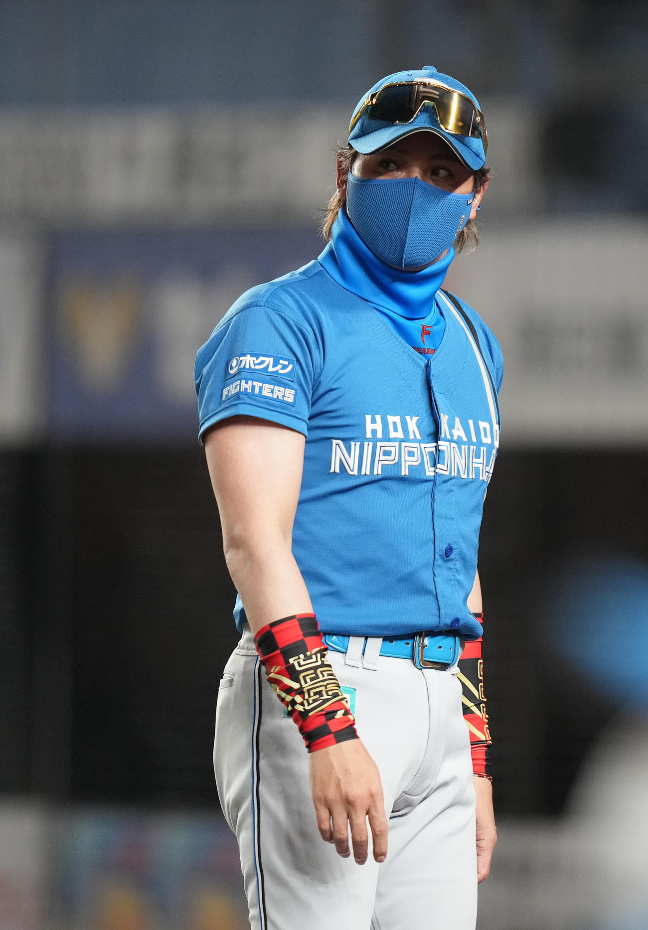 ロッテ対日本ハム　5回裏、鈴木の降板を告げベンチへ戻る日本ハム新庄監督（撮影・鈴木みどり）