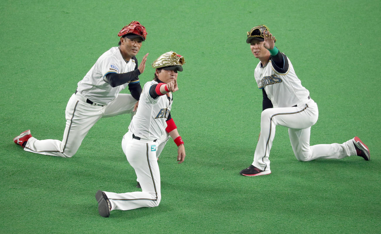 日本ハム対ロッテ　「ファイターズレジェンドメモリアルピッチセレモニー」に登場し、センターに集まる左から稲葉GM、新庄監督、森本氏（撮影・佐藤翔太）