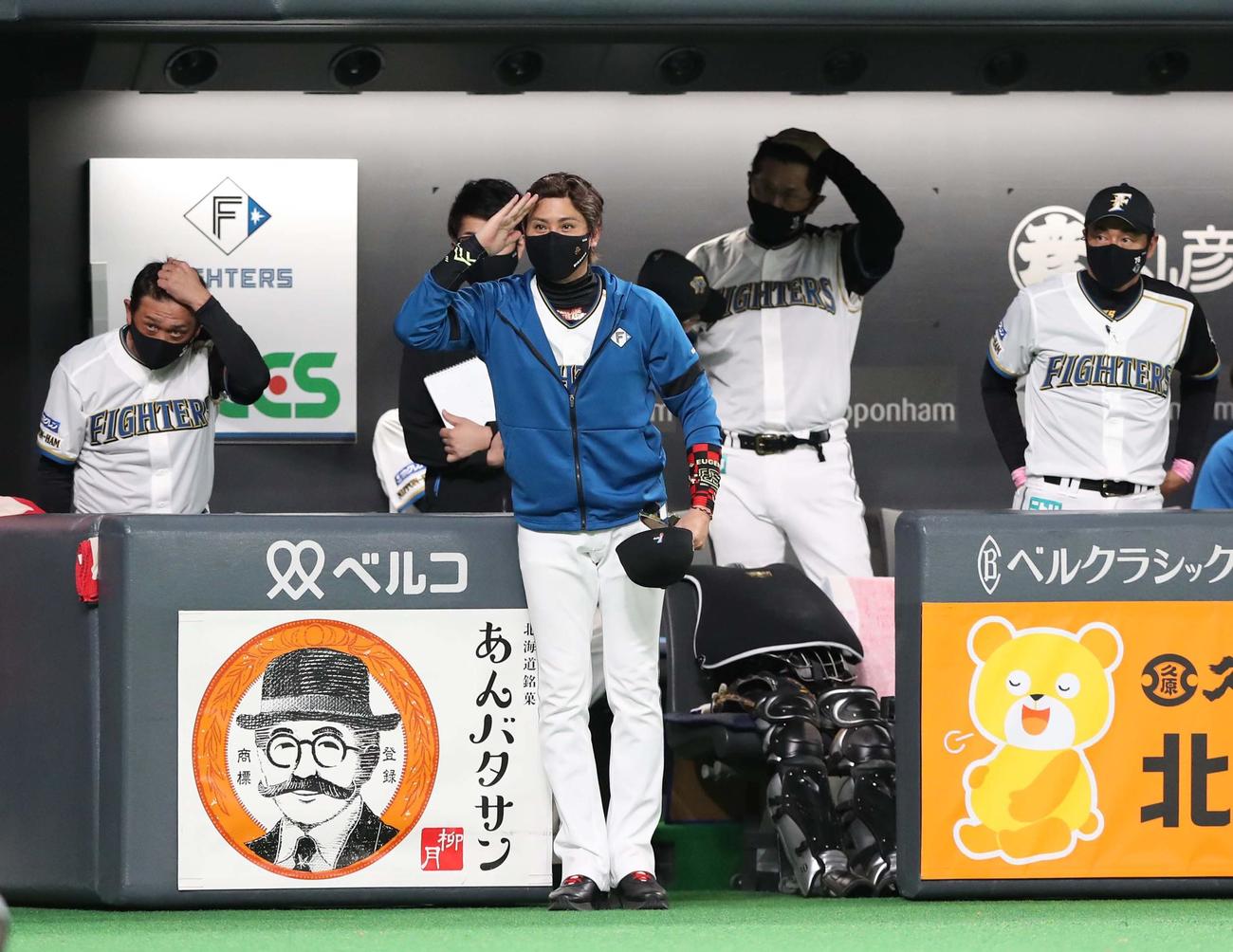 日本ハム対ソフトバンク　試合後、ソフトバンクベンチに向かって敬礼する新庄監督（撮影・黒川智章）