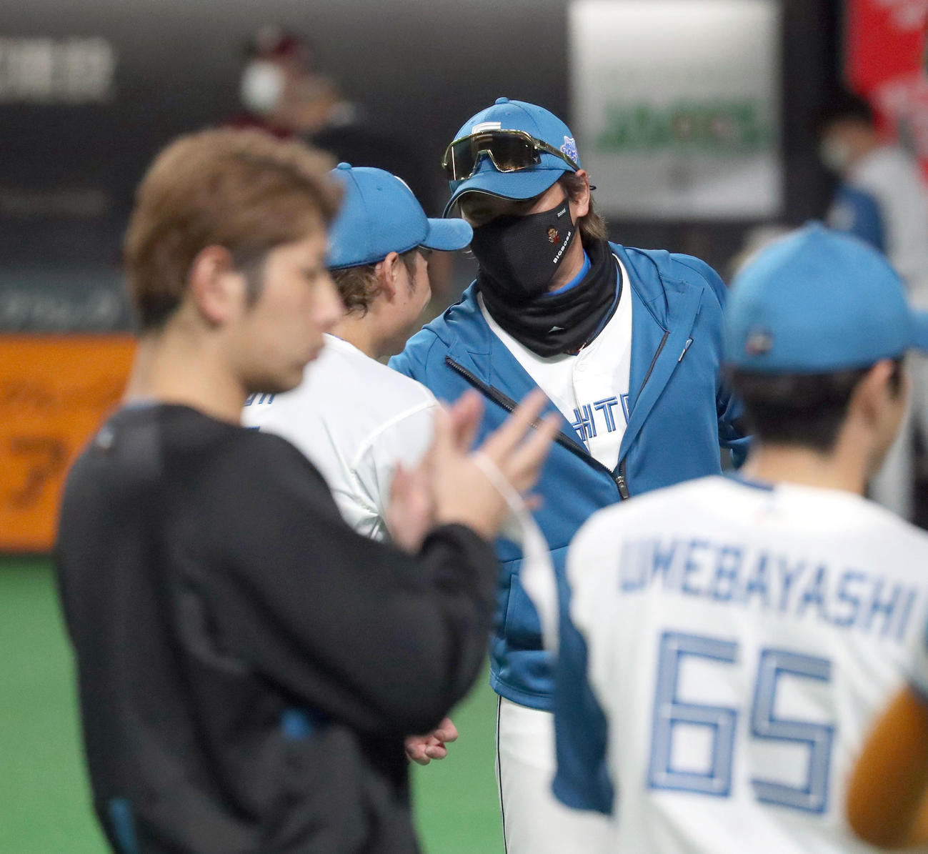 日本ハム対楽天　プロ初セーブを挙げた伊藤（左手前）を祝福する新庄監督（撮影・佐藤翔太）
