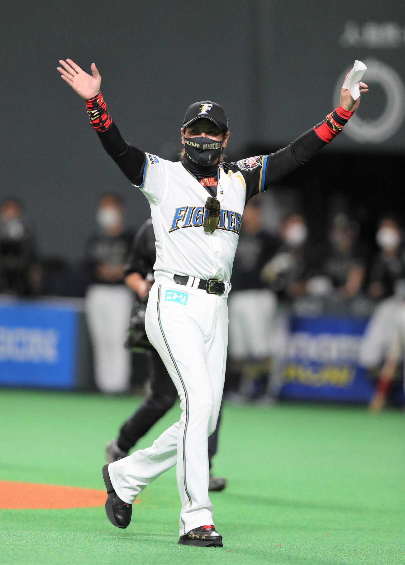 日本ハム対オリックス　日本ハムの選手時代のユニホームを着用して手を振る新庄監督（撮影・黒川智章）