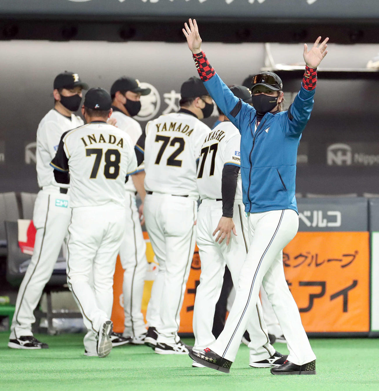 日本ハム対オリックス　スタンド応援席のファンに手を振りながら引き揚げる新庄監督（撮影・佐藤翔太）