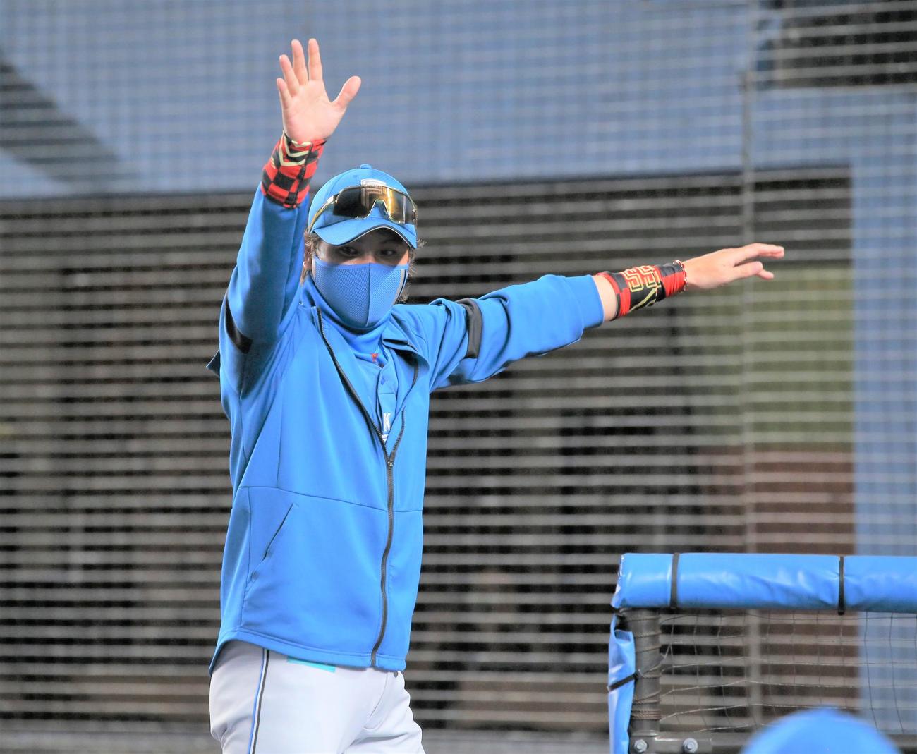 ロッテ対日本ハム　スタンドに手を振って引き揚げる新庄剛志監督（撮影・黒川智章）