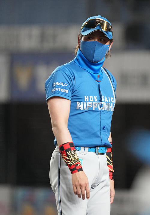 ロッテ対日本ハム　5回裏、鈴木の降板を告げベンチへ戻る日本ハム新庄監督（撮影・鈴木みどり）