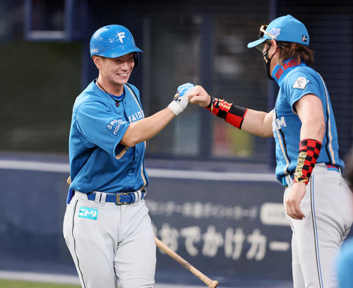 オリックス対日本ハム　9回表日本ハム1死二塁、代打松本剛は右前打を放ち代走が送られ笑顔でベンチへ戻る（撮影・加藤哉）