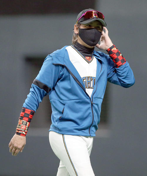 日本ハム対ロッテ　9回表ロッテ2死一、三塁、安田に勝ち越しとなる右越え3点本塁打を浴び選手交代を告げる新庄監督（撮影・佐藤翔太）