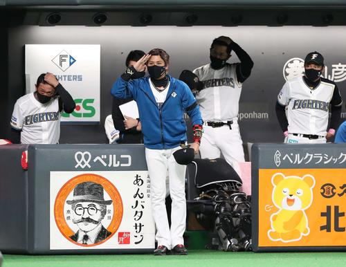 日本ハム対ソフトバンク　試合後、ソフトバンクベンチに向かって敬礼する新庄監督（撮影・黒川智章）